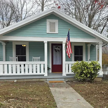 Charming Downtown Bungalow I Explore-Shop-Eat